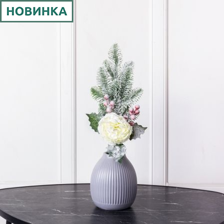 736/9271-08/1 Ветка новогодняя еловая заснеженная с белым пионом и ягодами h46см