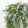 ДЛ96-2(Пр) Декор входной группы из туи с серебристыми ветками и шарами L100см на прутьях, пристенный