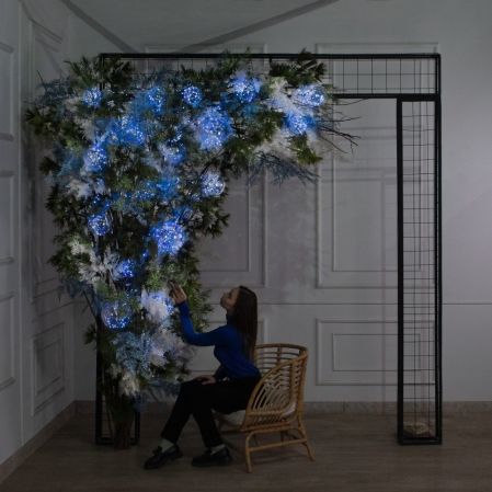 ДЛ188/СВ03с/шар(Пр)(Fix)(F)Декор вход.группы h290см н/прутьях, прист.с гирляндой "Роса",бело-синий ДЛ188/СВ03с/шар(Пр)(Fix)(F)Декор вход.группы h290см н/прутьях, прист.с гирляндой "Роса",бело-синий