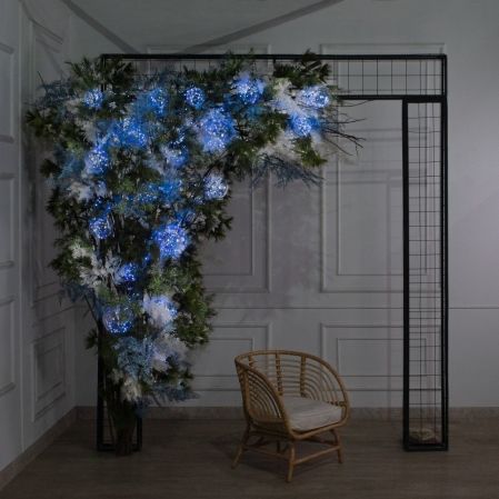 ДЛ188/СВ03с/шар(Пр)(Fix)(F)Декор вход.группы h290см н/прутьях, прист.с гирляндой "Роса",бело-синий ДЛ188/СВ03с/шар(Пр)(Fix)(F)Декор вход.группы h290см н/прутьях, прист.с гирляндой "Роса",бело-синий