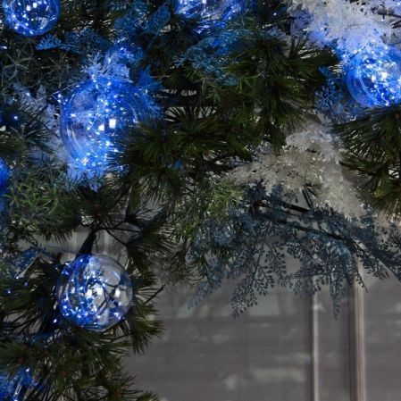 ДЛ188/СВ03с/шар(Пр)(Fix)(F)Декор вход.группы h290см н/прутьях, прист.с гирляндой "Роса",бело-синий ДЛ188/СВ03с/шар(Пр)(Fix)(F)Декор вход.группы h290см н/прутьях, прист.с гирляндой "Роса",бело-синий