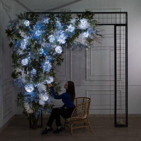 ДЛ188/СВ03х/шар(Пр)(Fix)(F)Декор вход.группы h290см н/прутьях, прист.с гирляндой "Роса",бело-синий ДЛ188/СВ03х/шар(Пр)(Fix)(F)Декор вход.группы h290см н/прутьях, прист.с гирляндой "Роса",бело-синий