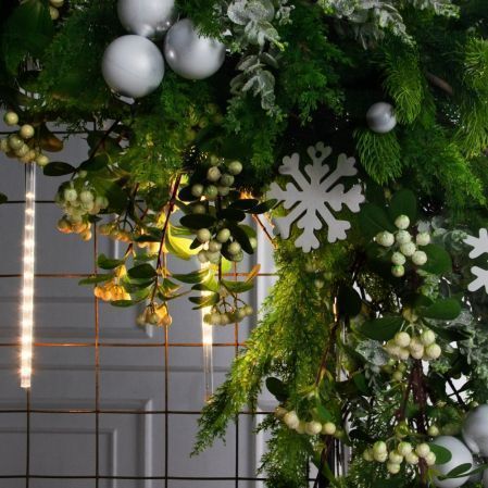 ДЛ191/СВ06(Пр)(Fix)(F)Декор вход.груп.h210см н/прутьях,прист.с гирляндой мет.дождь и белами шарами ДЛ191/СВ06(Пр)(Fix)(F)Декор вход.груп.h210см н/прутьях,прист.с гирляндой мет.дождь и белами шарами