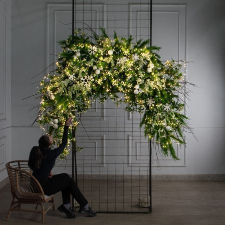 ДЛ191/СВ03т(Пр)(Fix)(F)Декор вход.группы h210см н/прутьях, прист.с гирлянд.Роса и белыми шарами ДЛ191/СВ03т(Пр)(Fix)(F)Декор вход.группы h210см н/прутьях, прист.с гирлянд.Роса и белыми шарами