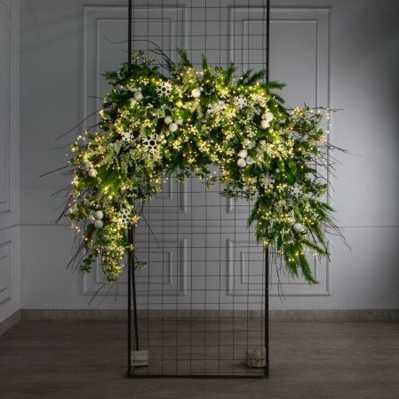 ДЛ191/СВ03т(Пр)(Fix)(F)Декор вход.группы h210см н/прутьях, прист.с гирлянд.Роса и белыми шарами ДЛ191/СВ03т(Пр)(Fix)(F)Декор вход.группы h210см н/прутьях, прист.с гирлянд.Роса и белыми шарами