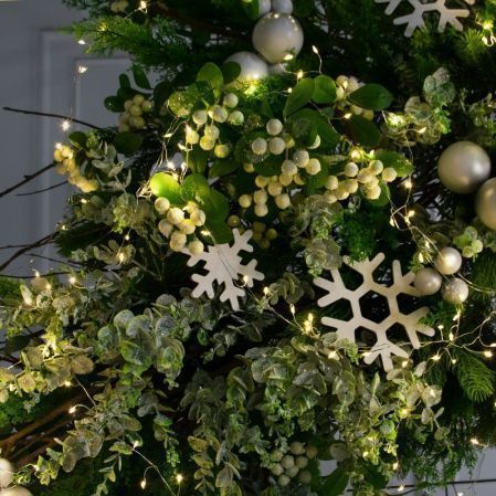 ДЛ191/СВ03т(Пр)(Fix)(F)Декор вход.группы h210см н/прутьях, прист.с гирлянд.Роса и белыми шарами ДЛ191/СВ03т(Пр)(Fix)(F)Декор вход.группы h210см н/прутьях, прист.с гирлянд.Роса и белыми шарами