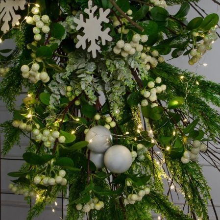 ДЛ191/СВ03т(Пр)(Fix)(F)Декор вход.группы h210см н/прутьях, прист.с гирлянд.Роса и белыми шарами ДЛ191/СВ03т(Пр)(Fix)(F)Декор вход.группы h210см н/прутьях, прист.с гирлянд.Роса и белыми шарами