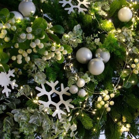 ДЛ191/СВ03т(Пр)(Fix)(F)Декор вход.группы h210см н/прутьях, прист.с гирлянд.Роса и белыми шарами ДЛ191/СВ03т(Пр)(Fix)(F)Декор вход.группы h210см н/прутьях, прист.с гирлянд.Роса и белыми шарами