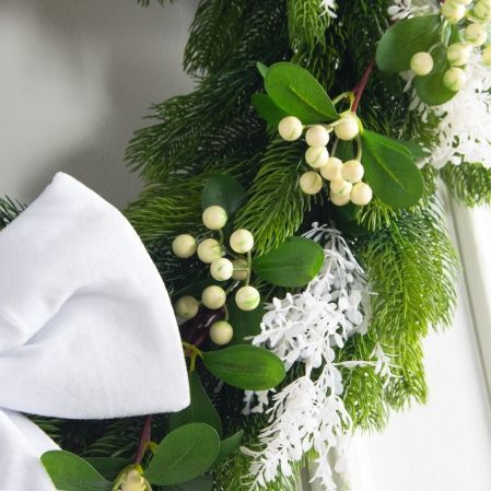 В15-1(Пр)(F) Венок искусственный НГ d70см, с белым декором