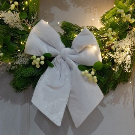 В15/СВ03т-1(Пр)(F) Венок искусственный НГ d70см, с белым декором и гирляндой Роса