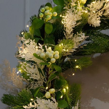 В15/СВ03т-1(Пр)(F) Венок искусственный НГ d70см, с белым декором и гирляндой Роса