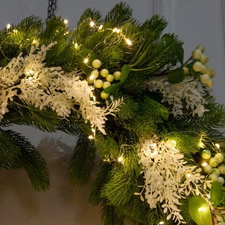 В15/СВ03т-1(Пр)(F) Венок искусственный НГ d70см, с белым декором и гирляндой Роса