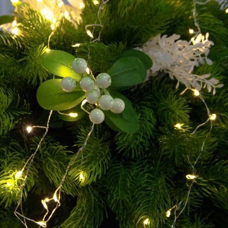 К559/СВ03т-1(Пр)(F) Композиция искусственная подвесная НГ d50см, с белым декором и гирляндой Роса