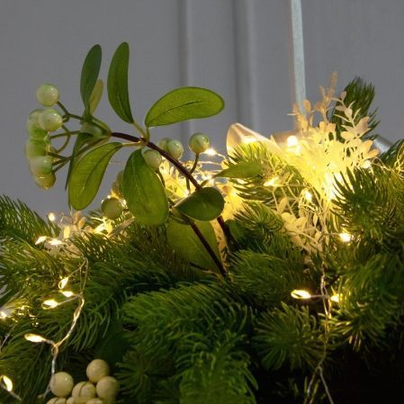 К559/СВ03т-1(Пр)(F) Композиция искусственная подвесная НГ d50см, с белым декором и гирляндой Роса