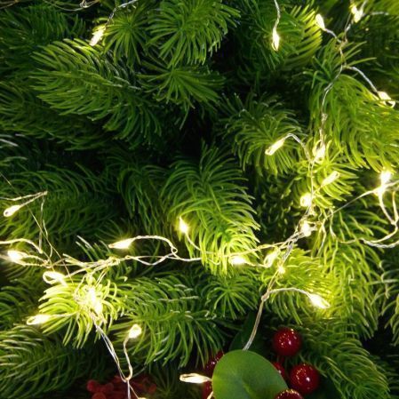 080/СВ03т/289-2(Пр)(Fix)(F) Ель искусственная h80см с красным декором и гирлянд. Роса на основании