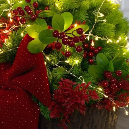 080/СВ03т/289-2(Пр)(Fix)(F) Ель искусственная h80см с красным декором и гирлянд. Роса на основании