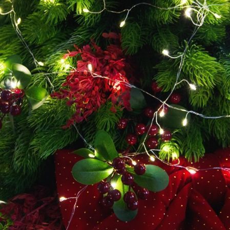 120/СВ03т/289-3(Пр)(Fix)(F) Ель искусств. h120см с красным декором и гирляндой Роса на основании