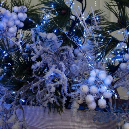 К566/СВ03с(Пр)(F) Композиция искусственная НГ с гирляндой Роса на основании, бело-голубая К566/СВ03с(Пр)(F) Композиция искусственная НГ с гирляндой Роса на основании, бело-голубая