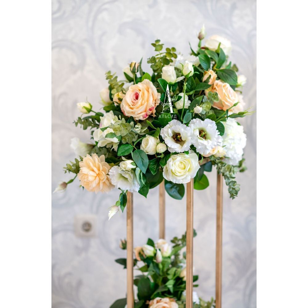 K21(Pr) Bloemstuk op een metalen standaard...