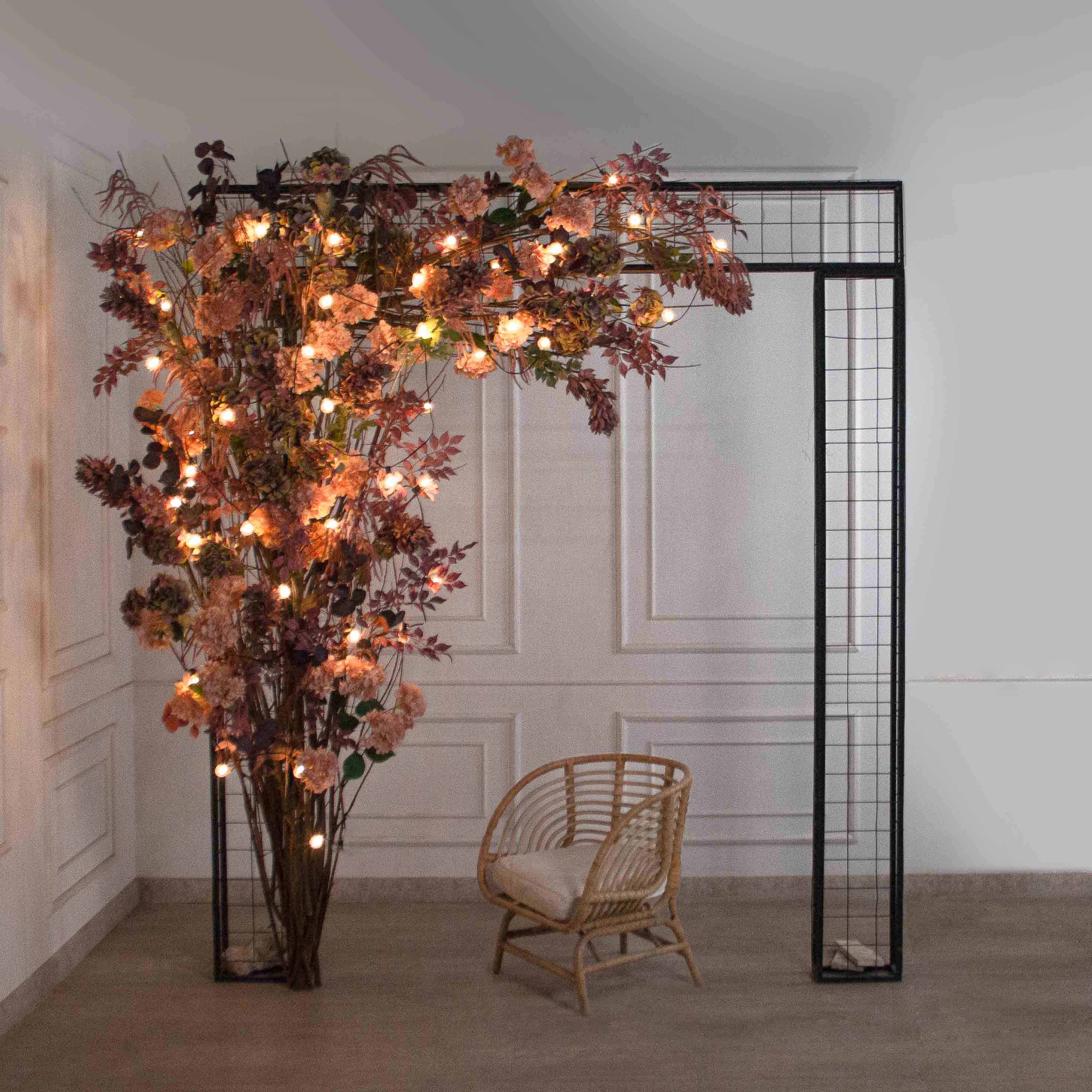 ДЛ177/СВ04(Пр)(Fix)(F) Декор вход, группы h300см на прутьях, пристен. с гирляндой,пепельно-пурпур._3