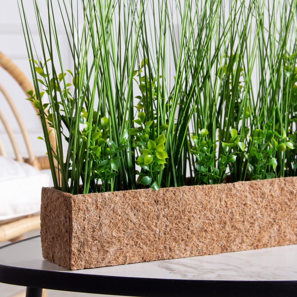 Т025(F) Трава Осока искусственная с самшитом h28см в кокосовом боксе 50х8х8см_1