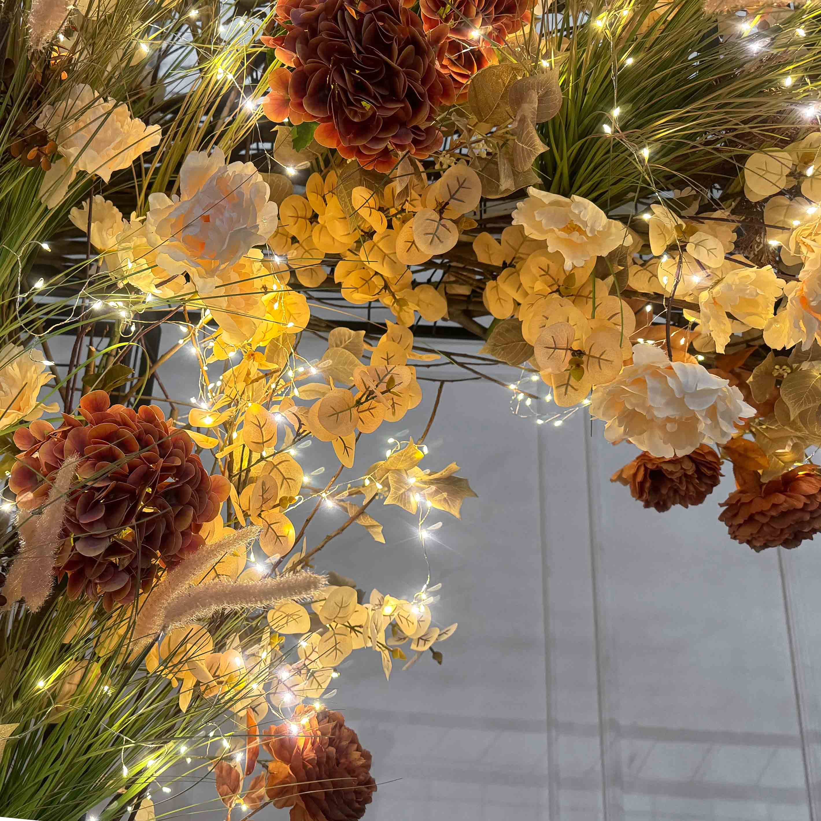 ДЛ/СВ03/170(Пр)(Fix)(F)Декор входной группы h300см на прутьях, пристенный с гирляндой, беж-террак._6