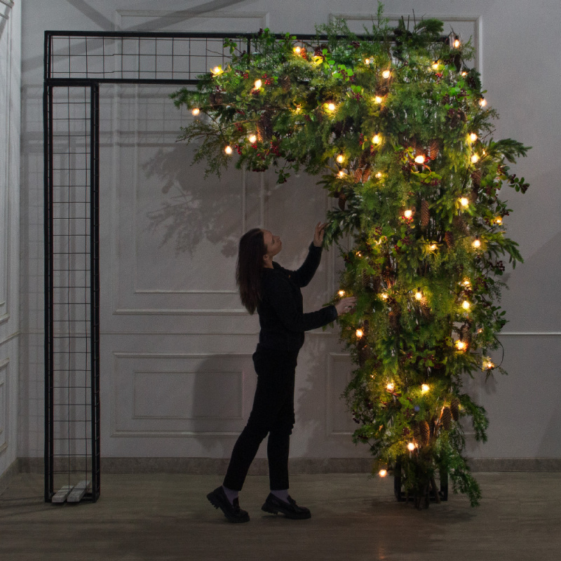 ДЛ183/СВ04(Пр)(Fix)(F)Декор вход.груп. хвойный с ягодами h290см н/прутьях, прист.с ретро-гирляндой_1