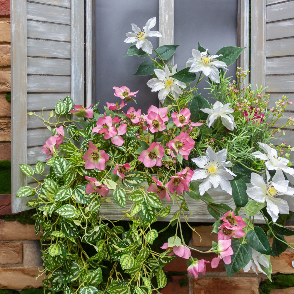 ТДЯ131 Композиция искусственная с клематисом в ящике 47х11хh11см_1