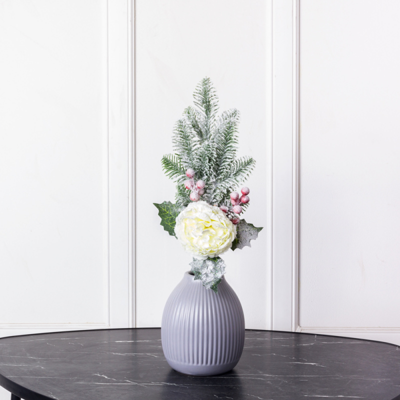 736/9271-08/1 Ветка НГ заснеженная с белым пионом и ягодами h47см