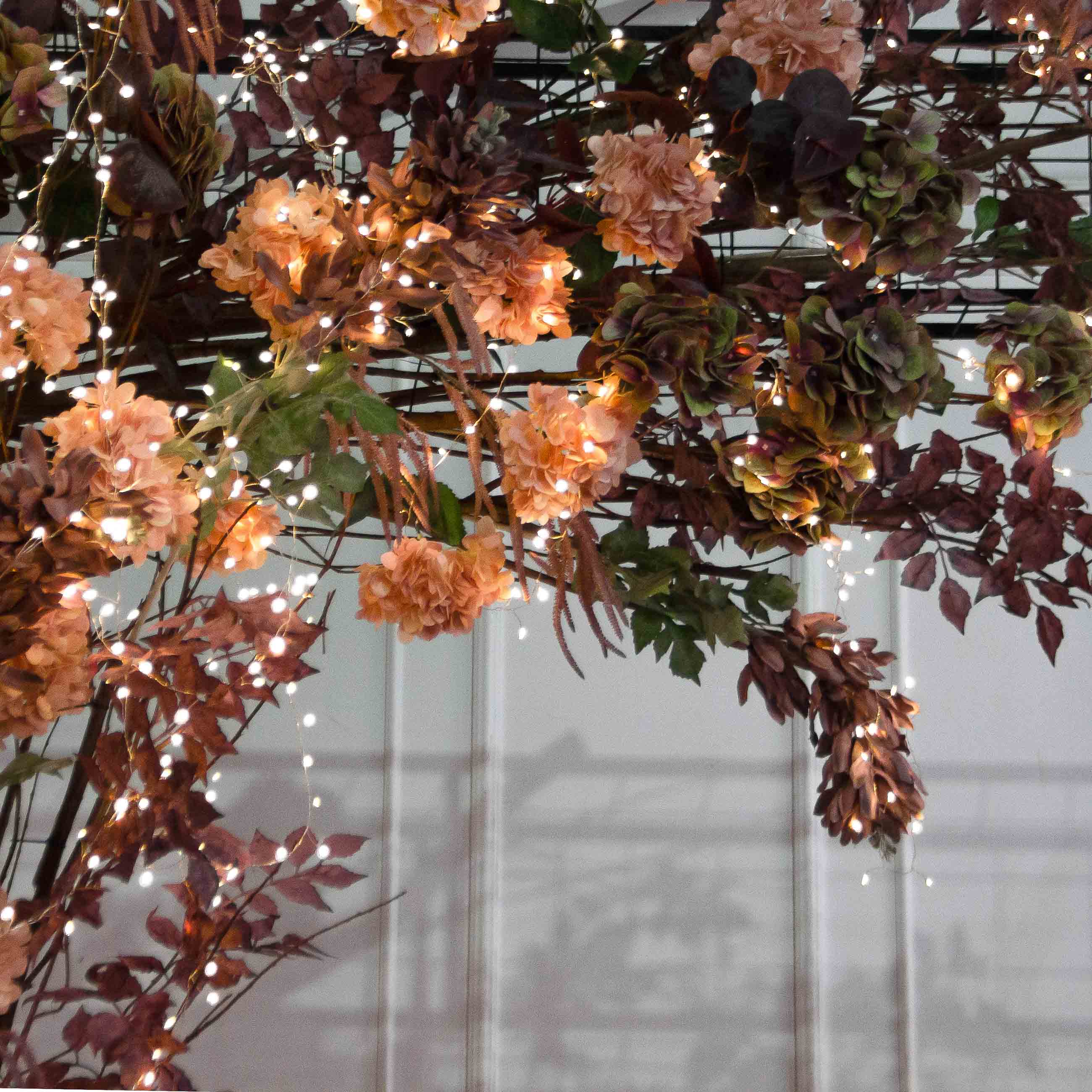 ДЛ177/СВ03(Пр)(Fix)(F) Декор вход. группы h300см на прутьях, пристен. с гирляндой,пепельно-пурпур._5