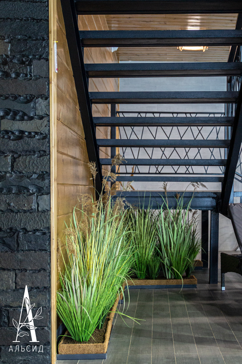 ТД097 Трава Осока искусственная с камышом микс в кокосовом боксе97х25хh8см_5