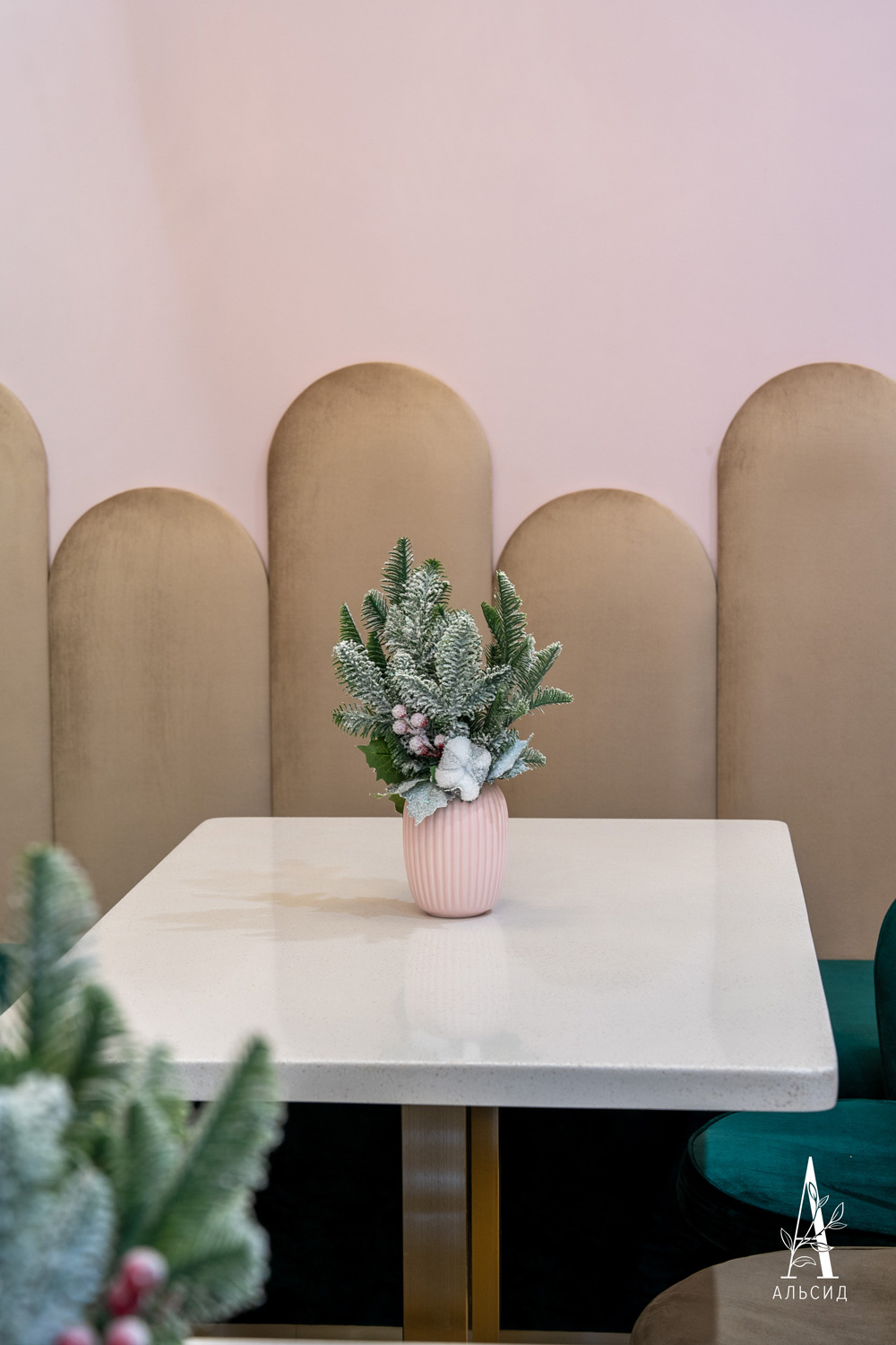 736/9180-16 Ветка новогодняя заснеженная с хлопком и ягодами h40см_4