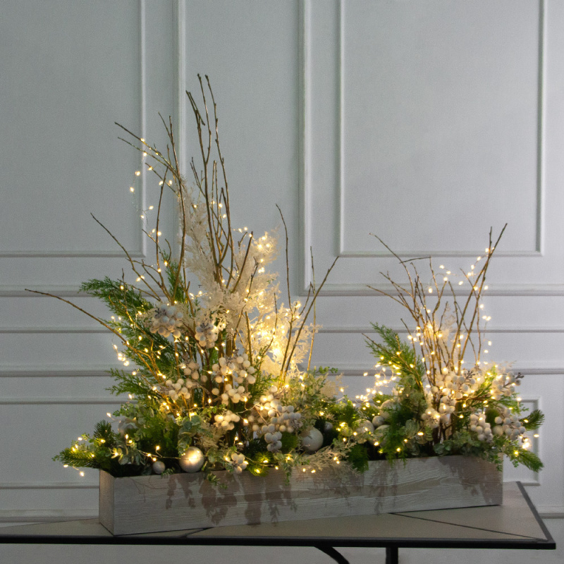 К558/СВ03т(Пр)(F) Композиция искусственная НГ с белыми ягодами и гирляндой Роса на основании_1