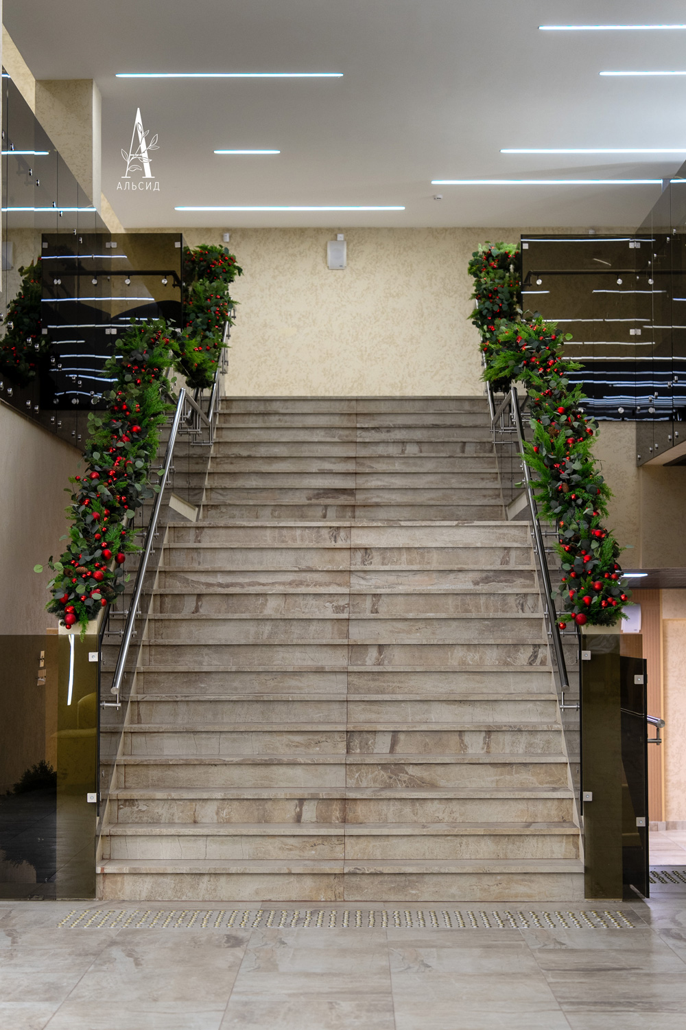 Л91(Пр)(F) Гирлянда НГ искусственная на перила из туи с шарами L100см_5