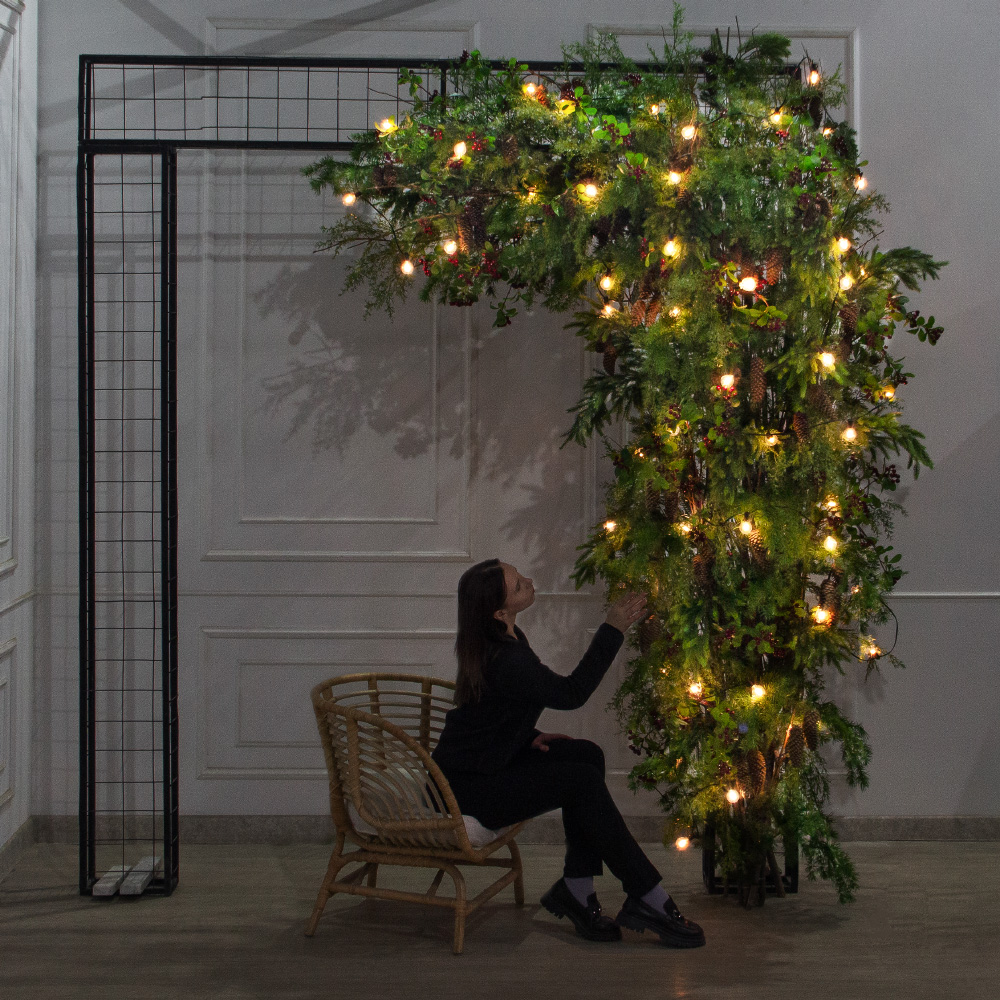 ДЛ183/СВ04(Пр)(Fix)(F)Декор вход.груп. хвойный с ягодами h290см н/прутьях, прист.с ретро-гирляндой_3