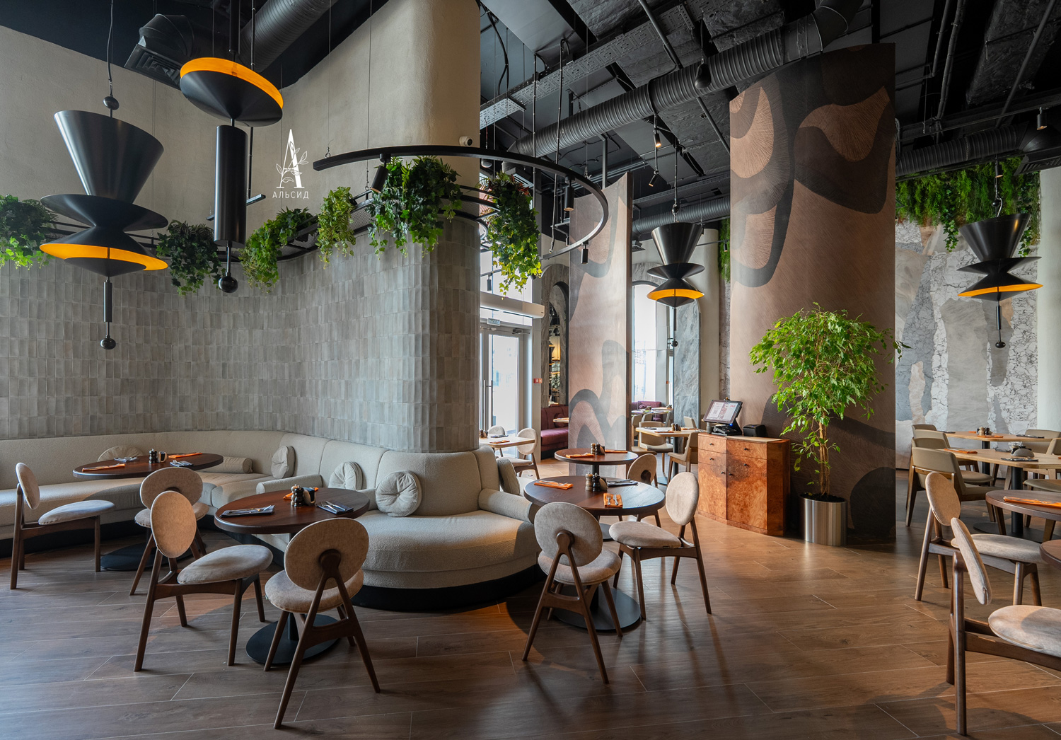 К480(з) Композиция искусств. с папоротником, традесканцией и хедерой в тех.кашпо_4