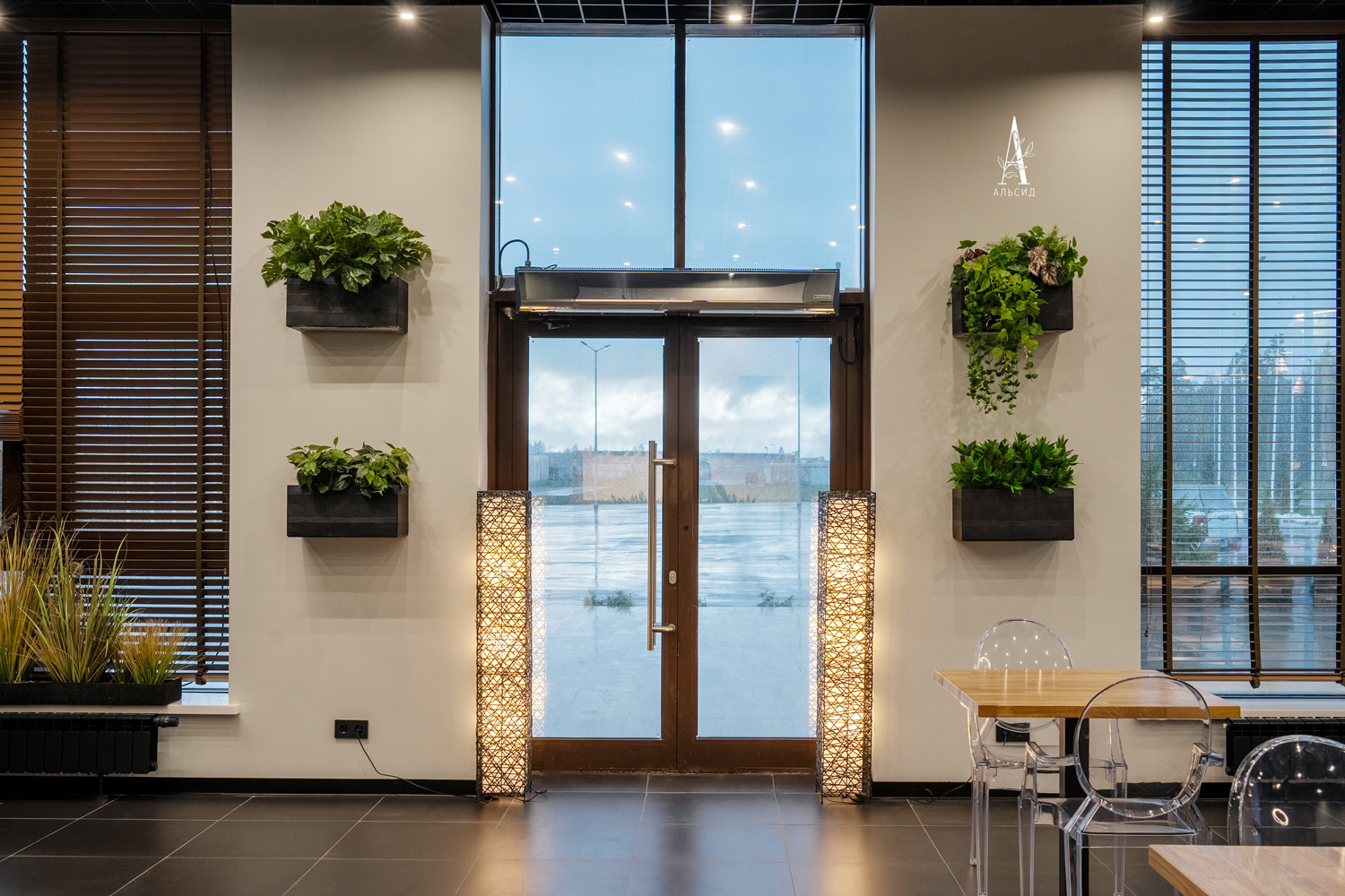 ТД083 Композиция искусственная Монстера(латекс) в кокосовом боксе 50х10х10см_44