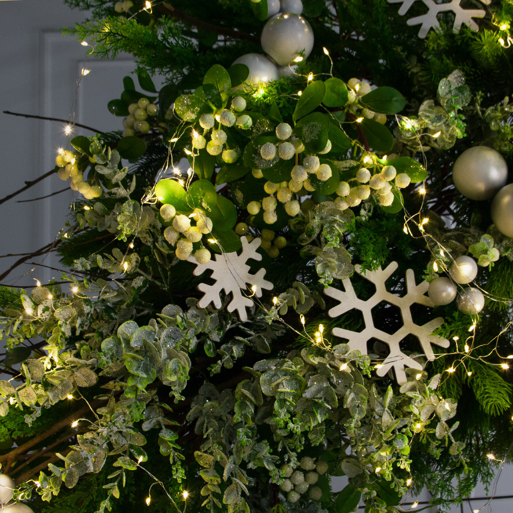 ДЛ191/СВ03т(Пр)(Fix)(F)Декор вход.группы h210см н/прутьях, прист.с гирлянд.Роса и белыми шарами_4