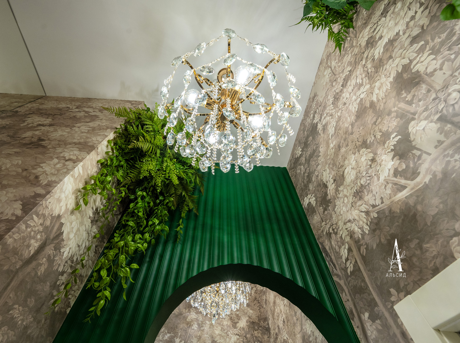 ККВ03-2/5(з)(Пр)(F) Композиция искусственная Папоротники в подвесной  декоративной коковите d30см_3