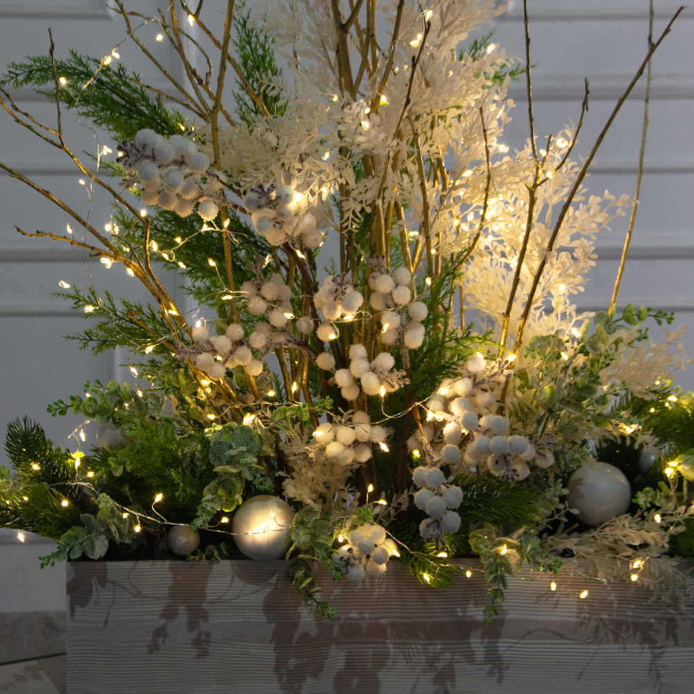 К558/СВ03т(Пр)(F) Композиция искусственная НГ с белыми ягодами и гирляндой Роса на основании_3