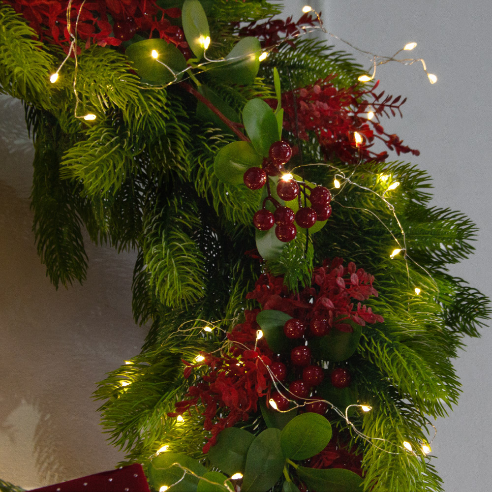 В15/СВ03т-2(Пр)(F) Венок искусственный НГ d70см, с красным декором и гирляндой Роса_4