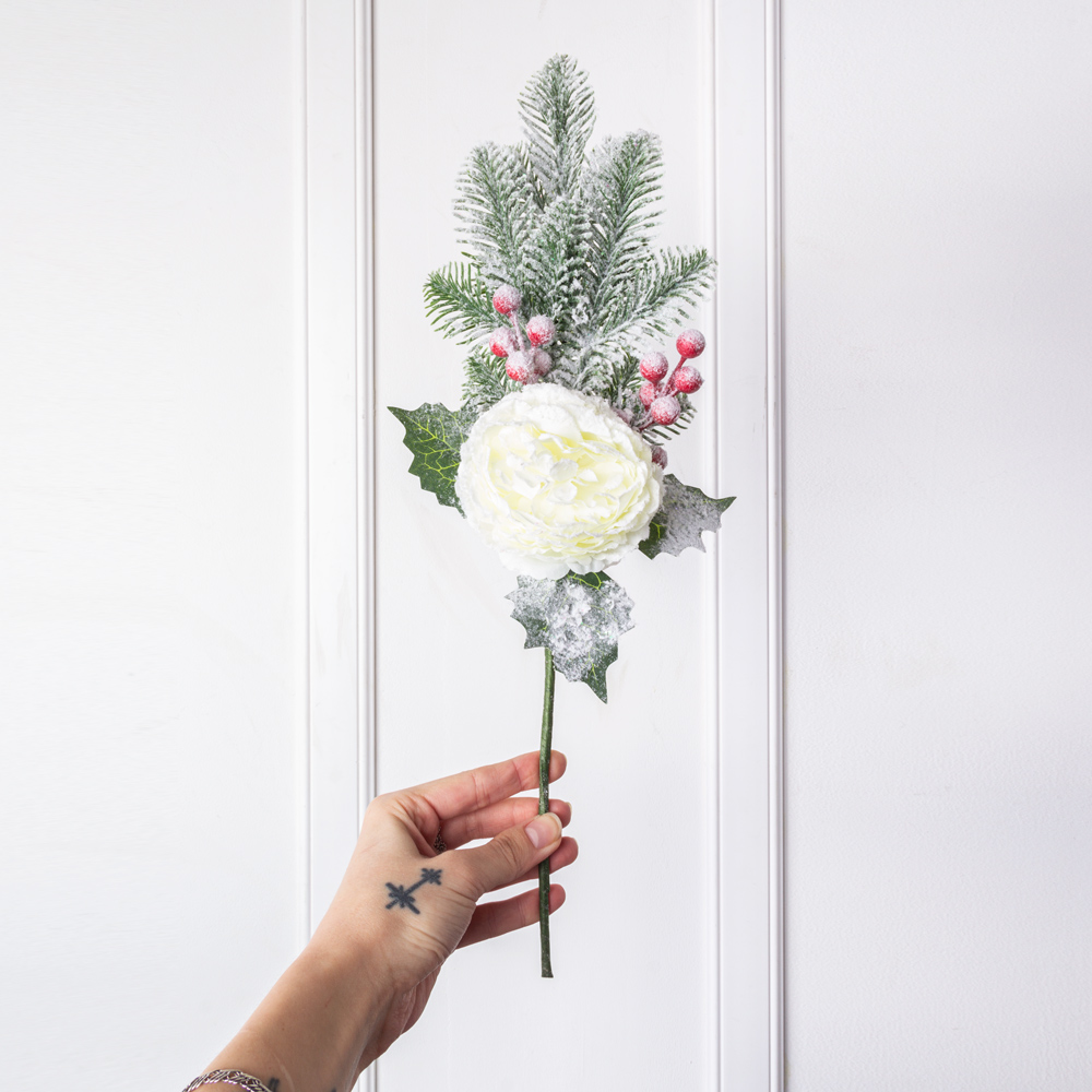 736/9271-08/1 Ветка НГ заснеженная с белым пионом и ягодами h47см_2