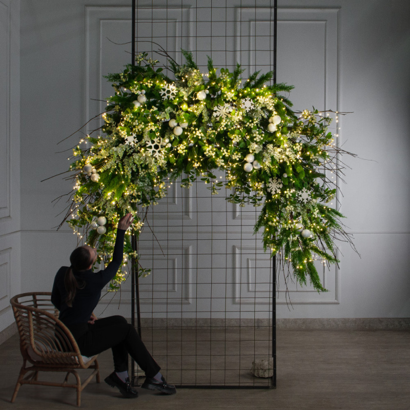 ДЛ191/СВ03т(Пр)(Fix)(F)Декор вход.группы h210см н/прутьях, прист.с гирлянд.Роса и белыми шарами_1