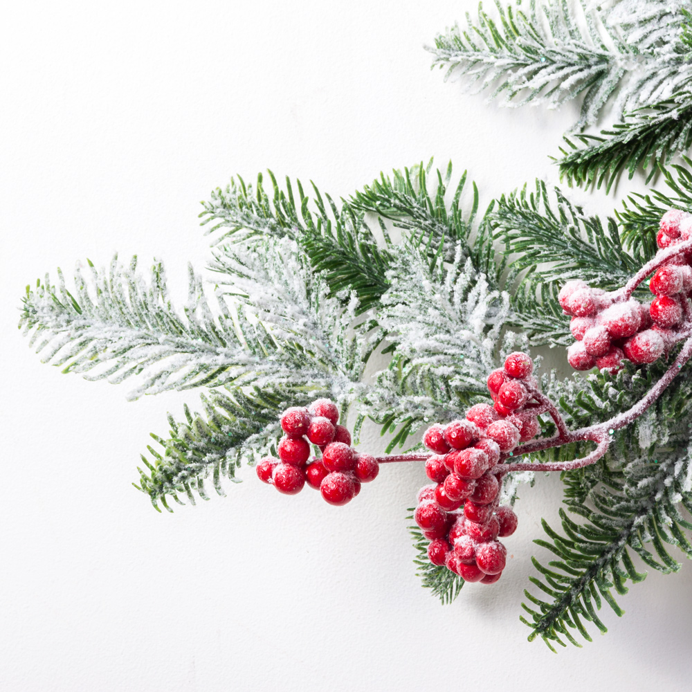 736/9271-11 Гирлянда НГ заснеженная с шишками и красными ягодами h130см_2