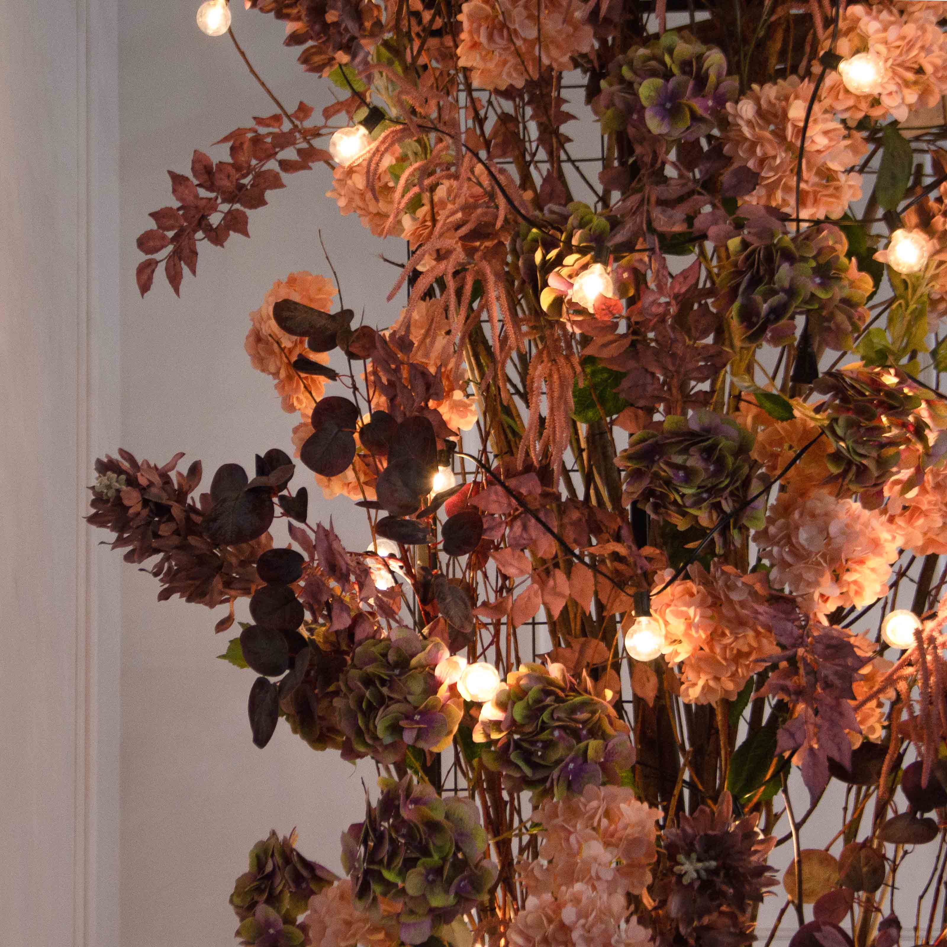 ДЛ177/СВ04(Пр)(Fix)(F) Декор вход, группы h300см на прутьях, пристен. с гирляндой,пепельно-пурпур._5