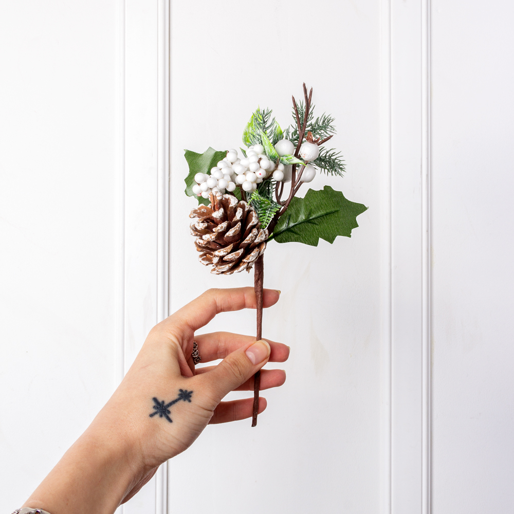 736/9271-06Р Пика НГ еловая с шишкой и белыми ягодами h24см_2