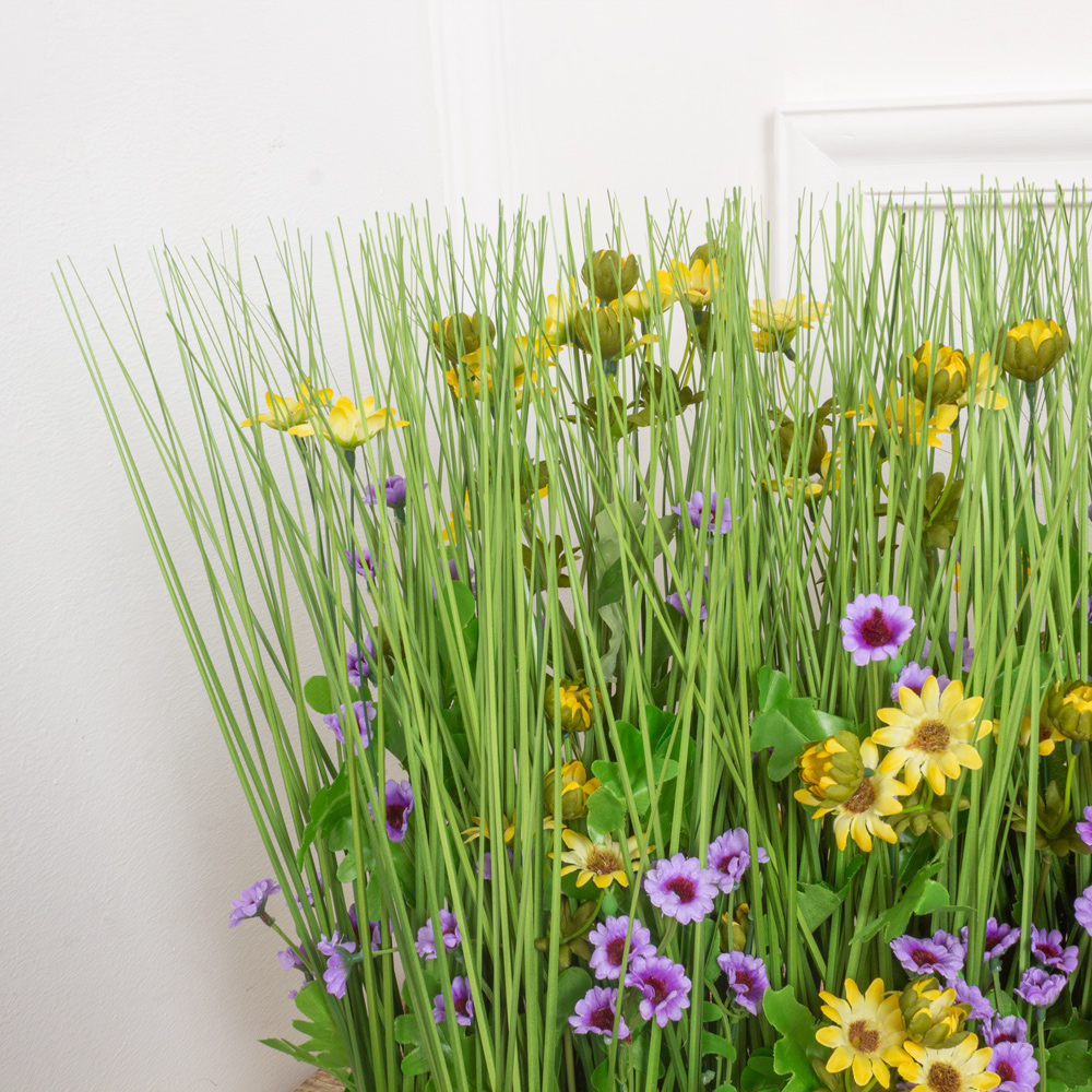 ТД056-7(з.) Трава искусственная осока с ромашкой h40см в кокосовом боксе 50х8х8см_2