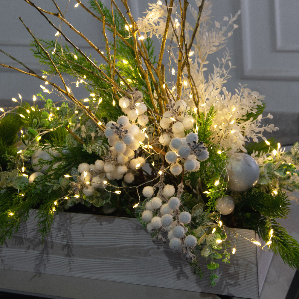 К558/СВ03т(Пр)(F) Композиция искусственная НГ с белыми ягодами и гирляндой Роса на основании_7