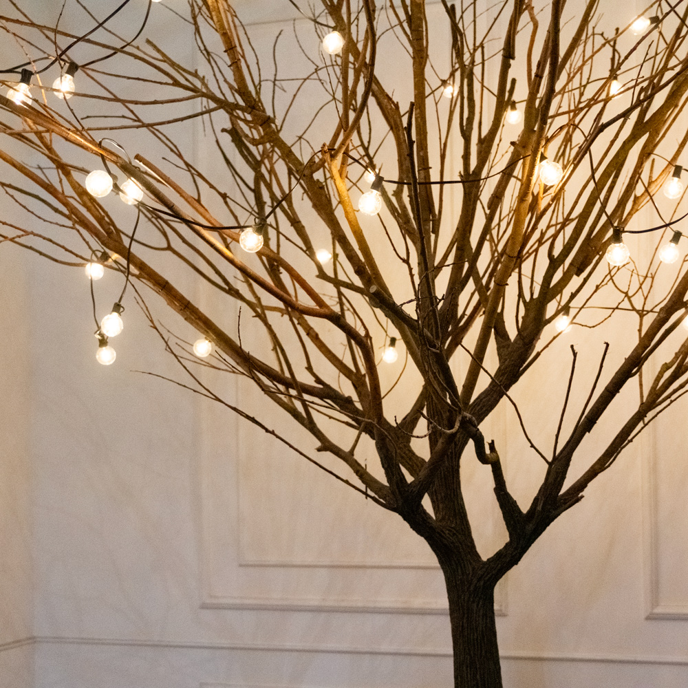 300Гбст/разб/РН/СВ04(F) Дерево интерьерное с натуральными ветвями h300см d220см и ретро-гирляндой_6