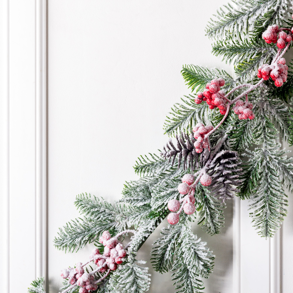 736/9271-11 Гирлянда НГ заснеженная с шишками и красными ягодами h130см_1